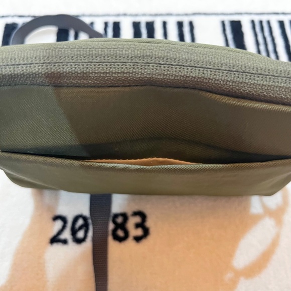 Bellroy City Pouch Plus Crossbody Bag - Ranger Green. - Picture 5 of 12